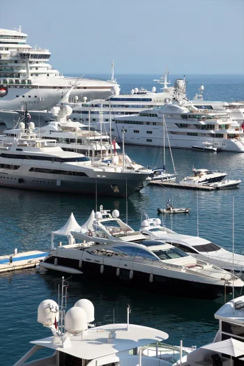 cruise-ships-yachts-monaco-harbor_1147-586